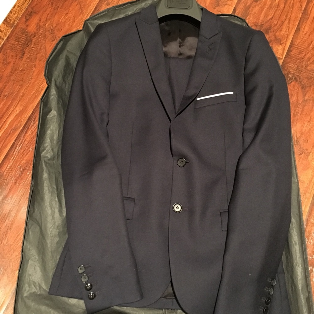 Slim/adjusted Fit Wool suit with pocket square
